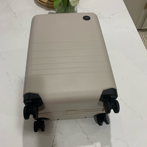 Monos 23 inch carry on plus luggage - Picture 7 of 15